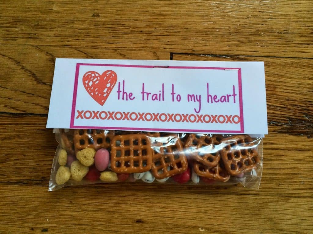 Easy Valentine's Day Trail Mix + Printable || The Chirping Moms