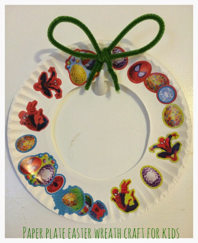 Paper Plate Sticker Wreath || The Chirping Moms
