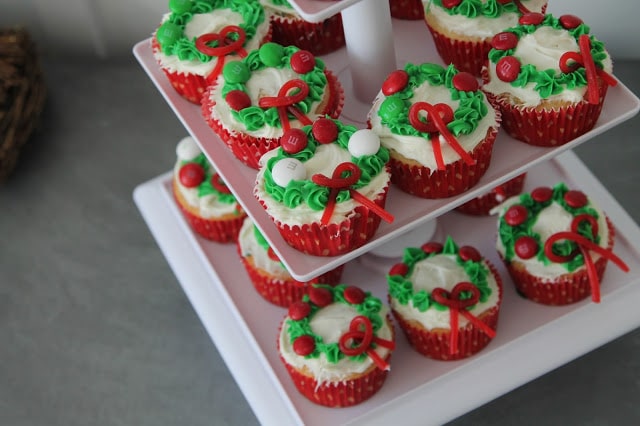 Easy Christmas Wreath Cupcakes || The Chirping Moms