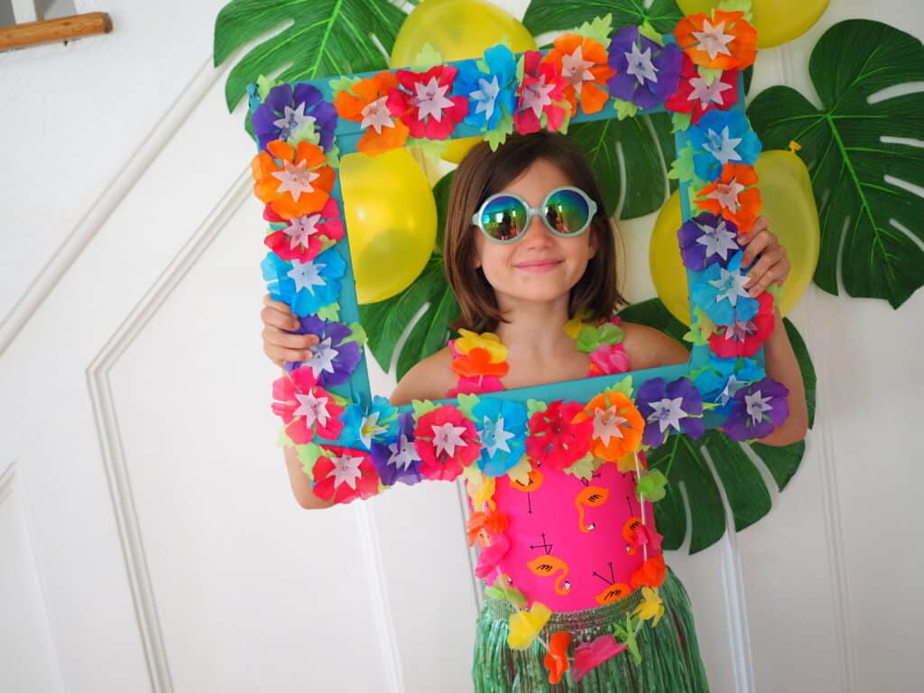 Easy Luau Ideas for Kids - Hawaiian flower photo frame!